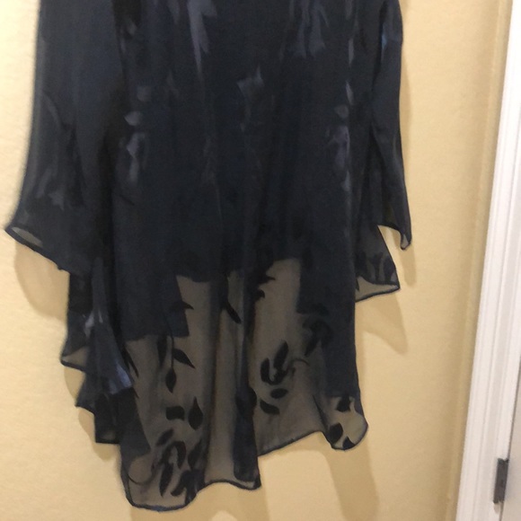 Correction: the top layer is 63% silk and 37% Viscose. - Picture 5 of 9